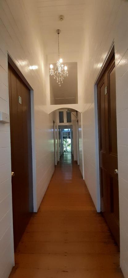 Travellers Paradise Кернс Екстериор снимка A typical corridor in a residential building