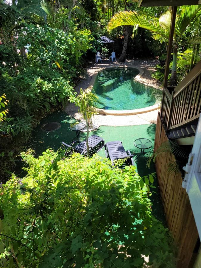 Travellers Paradise Кернс Екстериор снимка The pool at the hotel