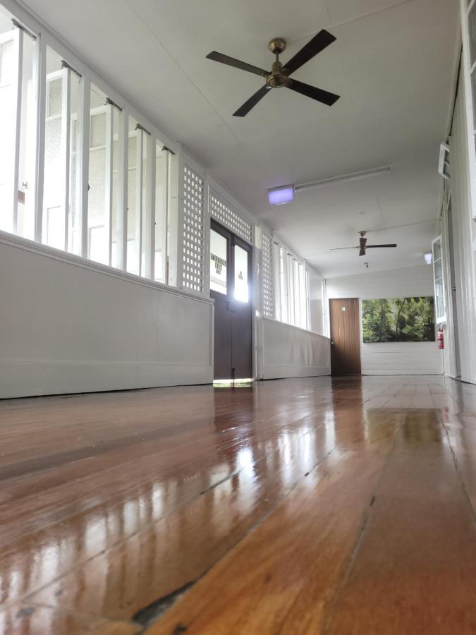 Travellers Paradise Кернс Екстериор снимка Interior of the school