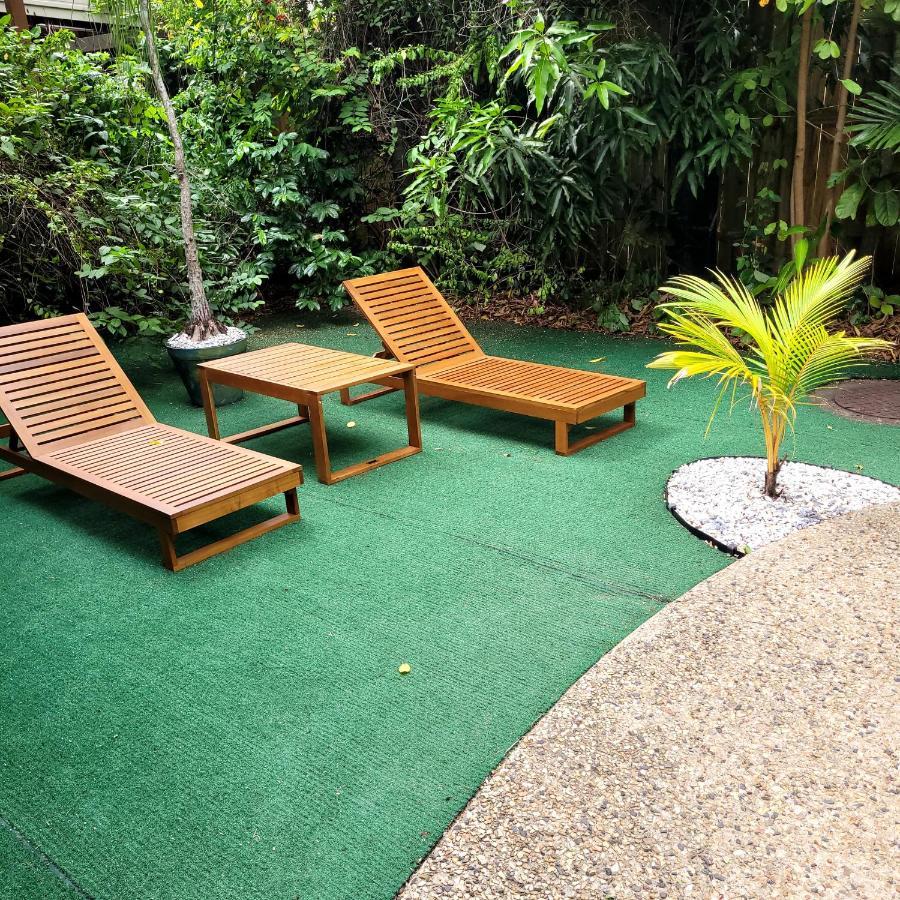 Travellers Paradise Кернс Екстериор снимка Artificial grass in a garden