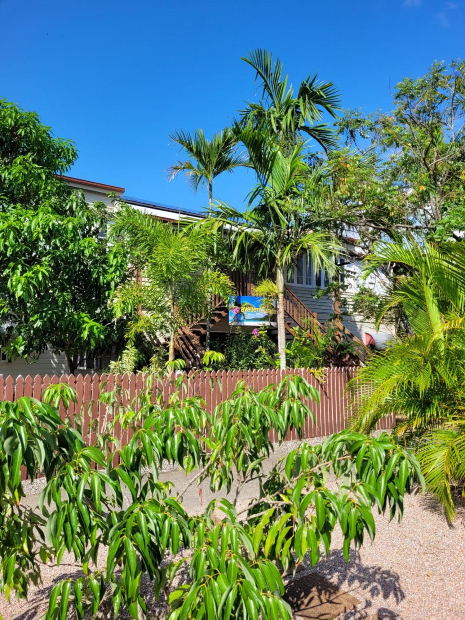 Travellers Paradise Кернс Екстериор снимка The house from the street