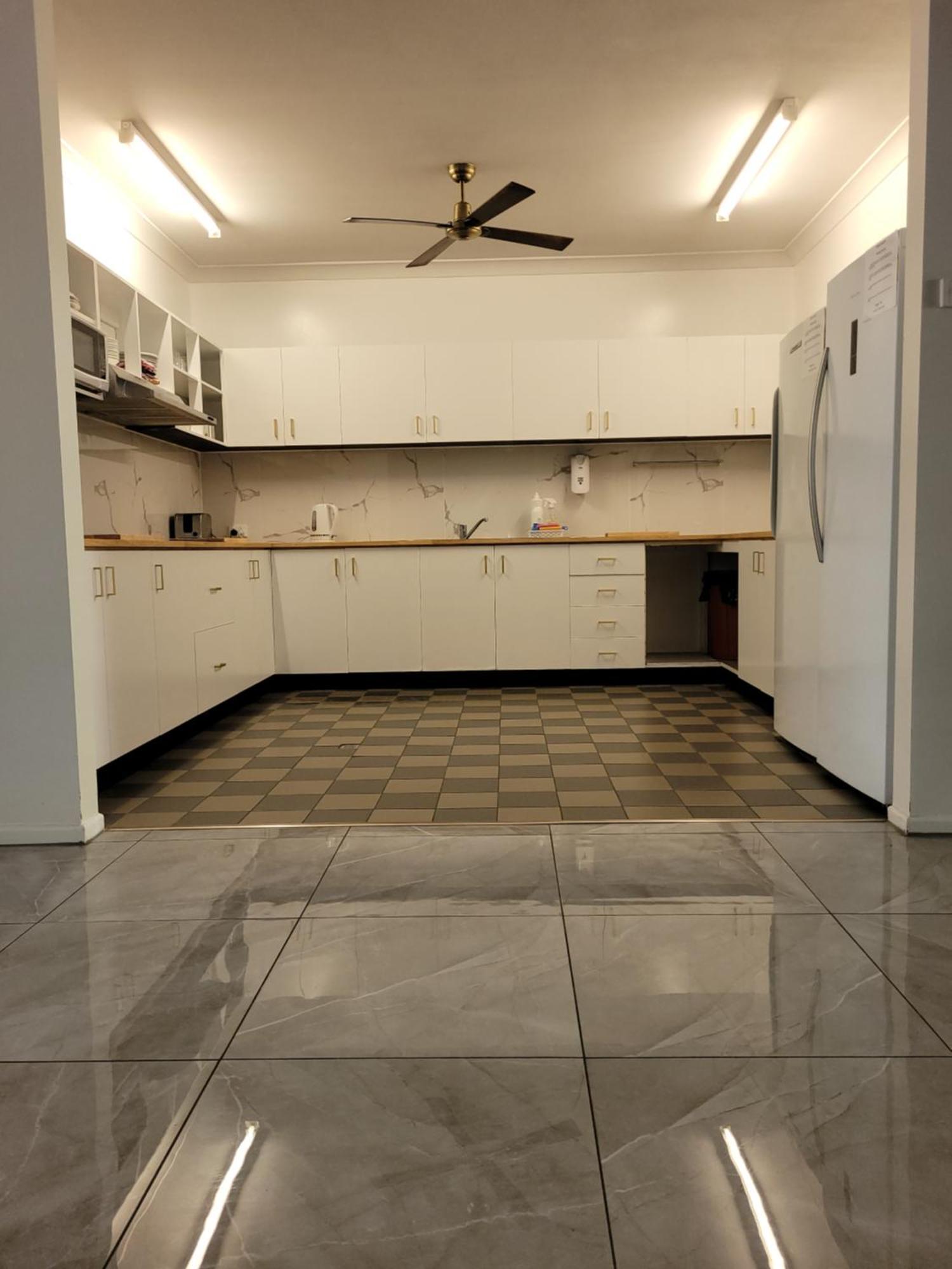 Travellers Paradise Кернс Екстериор снимка A kitchen in a typical apartment