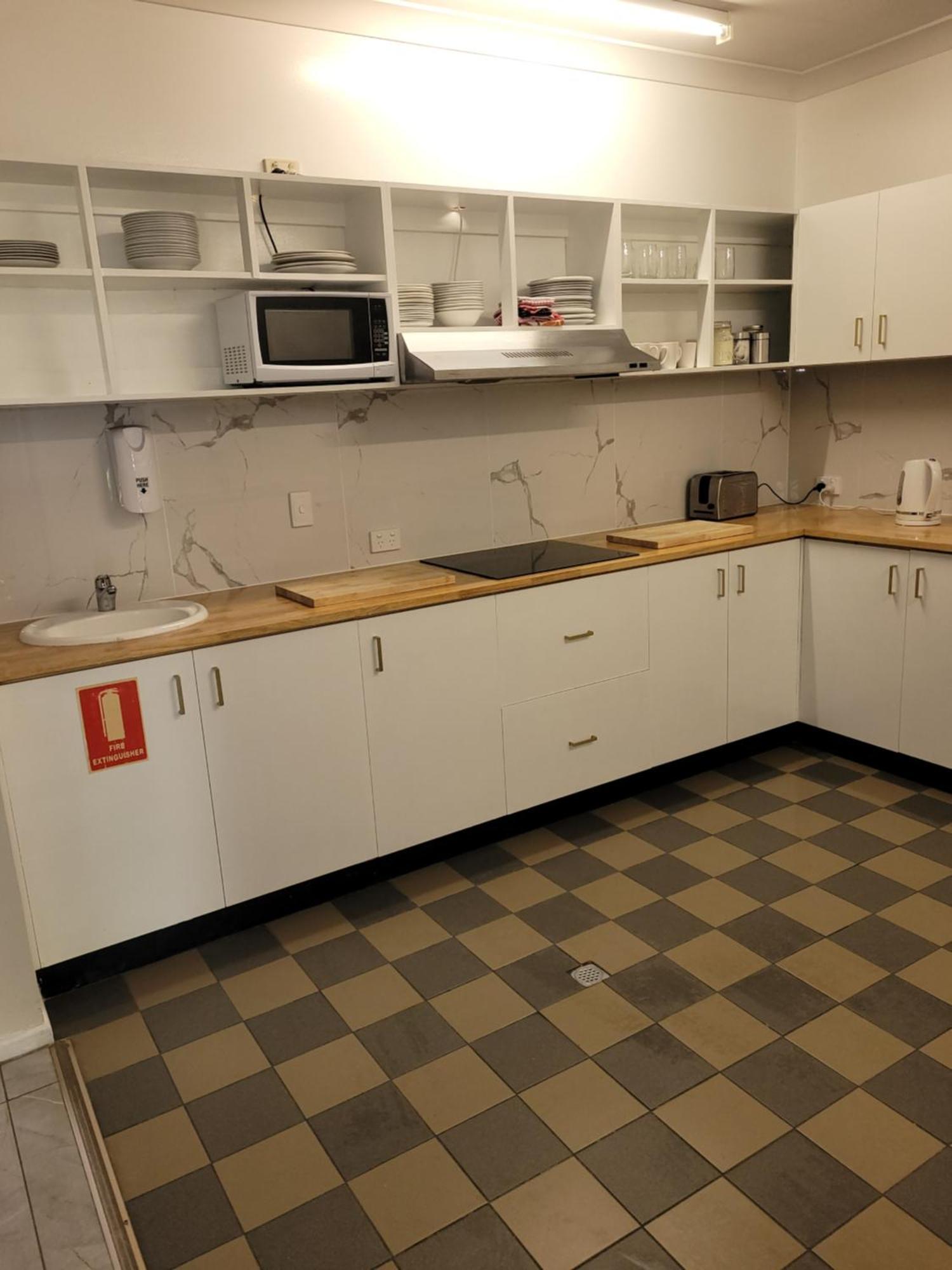 Travellers Paradise Кернс Екстериор снимка A kitchen in a student apartment
