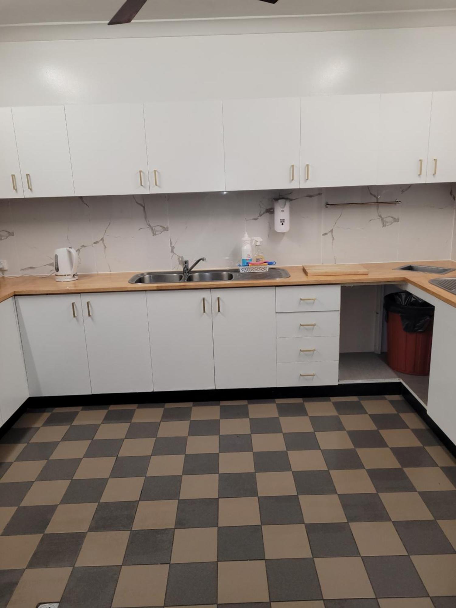Travellers Paradise Кернс Екстериор снимка A kitchen in a student residence hall at the University of Michigan