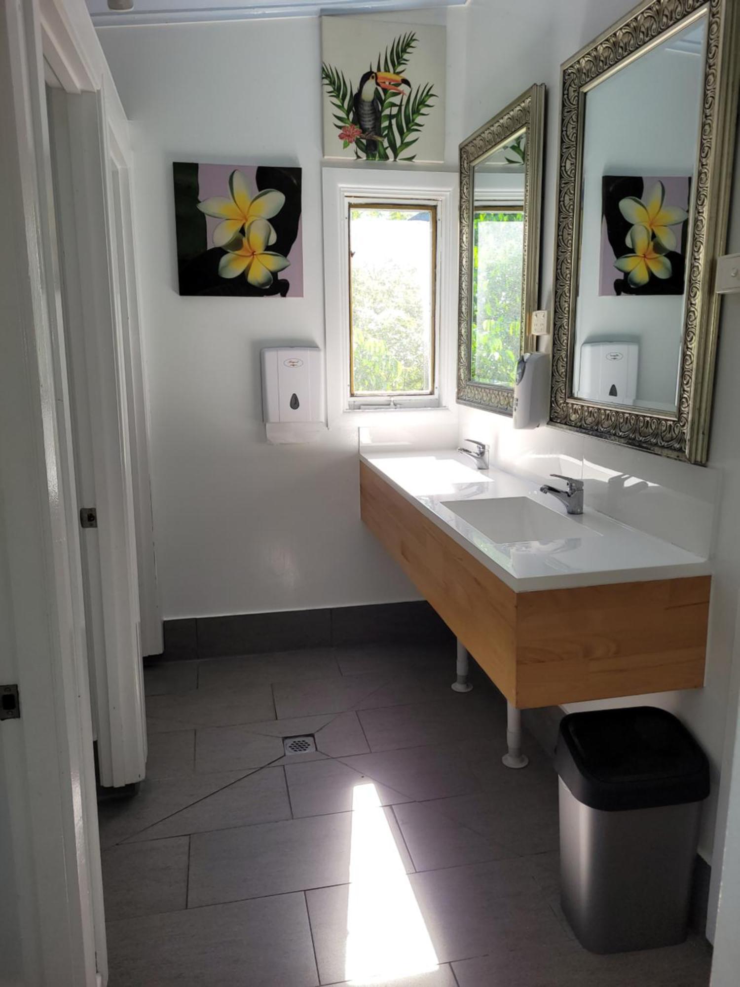 Travellers Paradise Кернс Екстериор снимка A modern bathroom