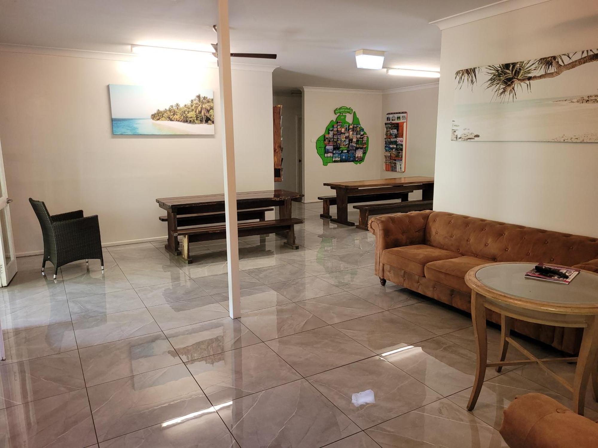 Travellers Paradise Кернс Екстериор снимка The lobby of the hostel