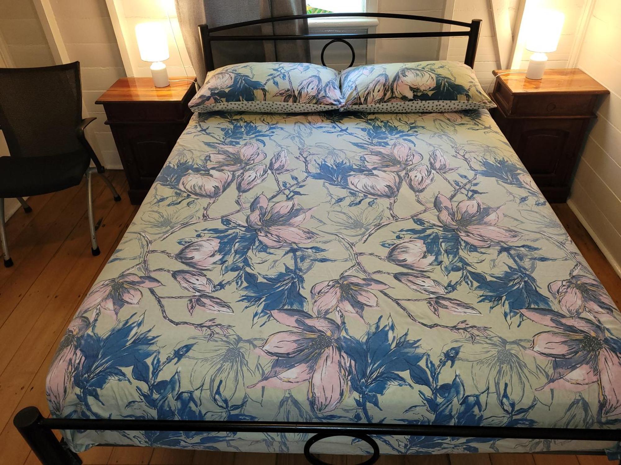 Travellers Paradise Кернс Екстериор снимка A bed with a fitted sheet