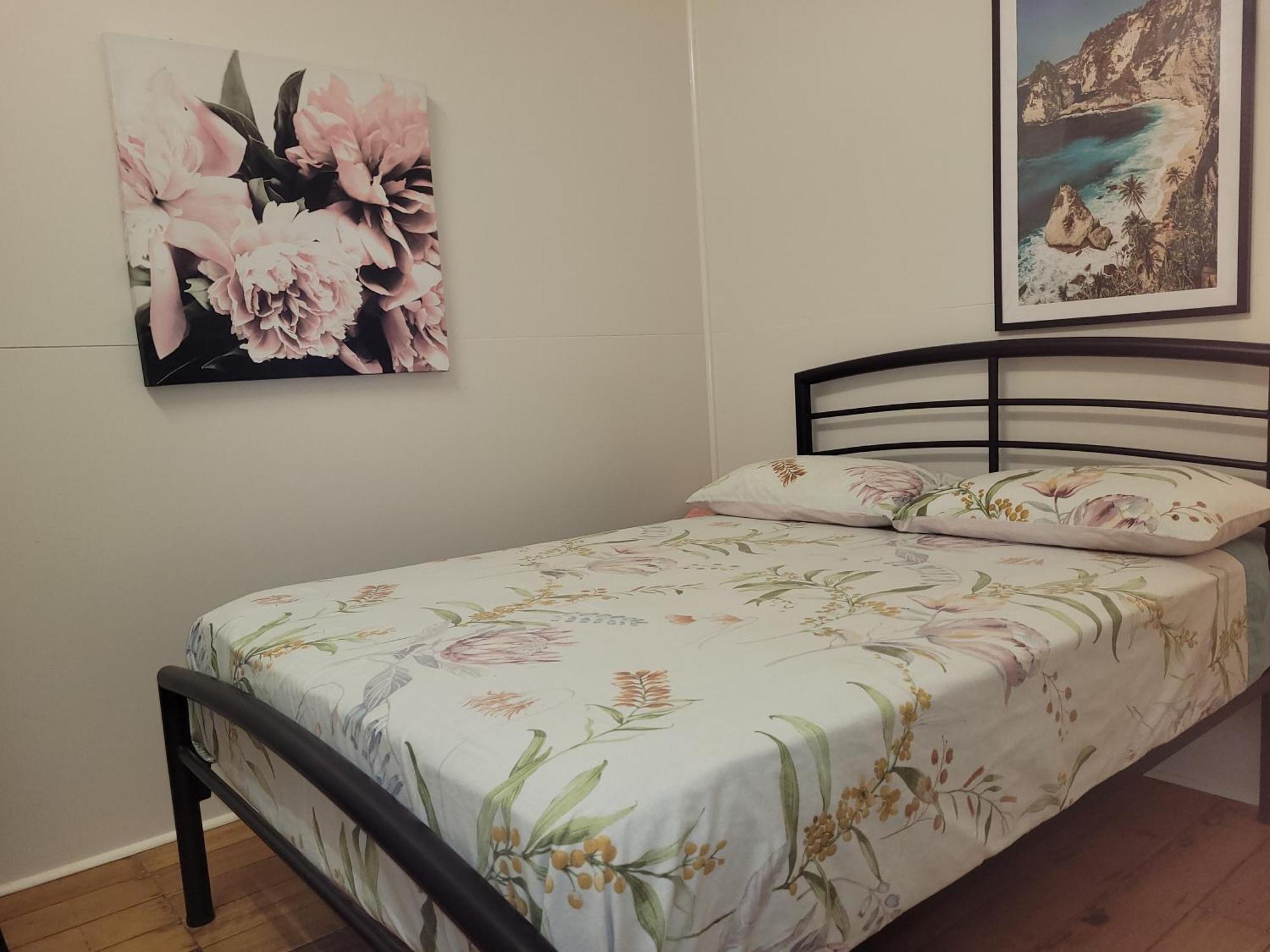 Travellers Paradise Кернс Екстериор снимка A double bed