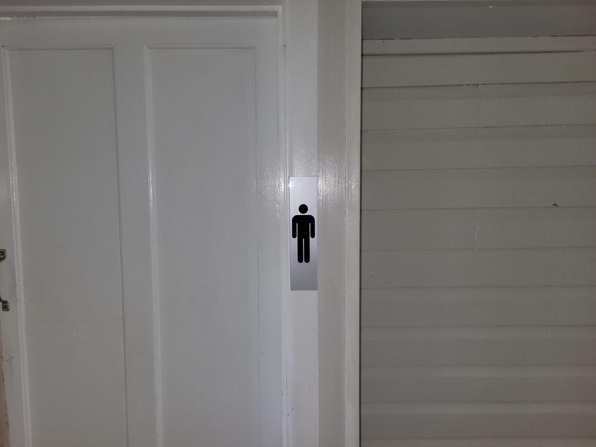 Travellers Paradise Кернс Екстериор снимка A male toilet sign