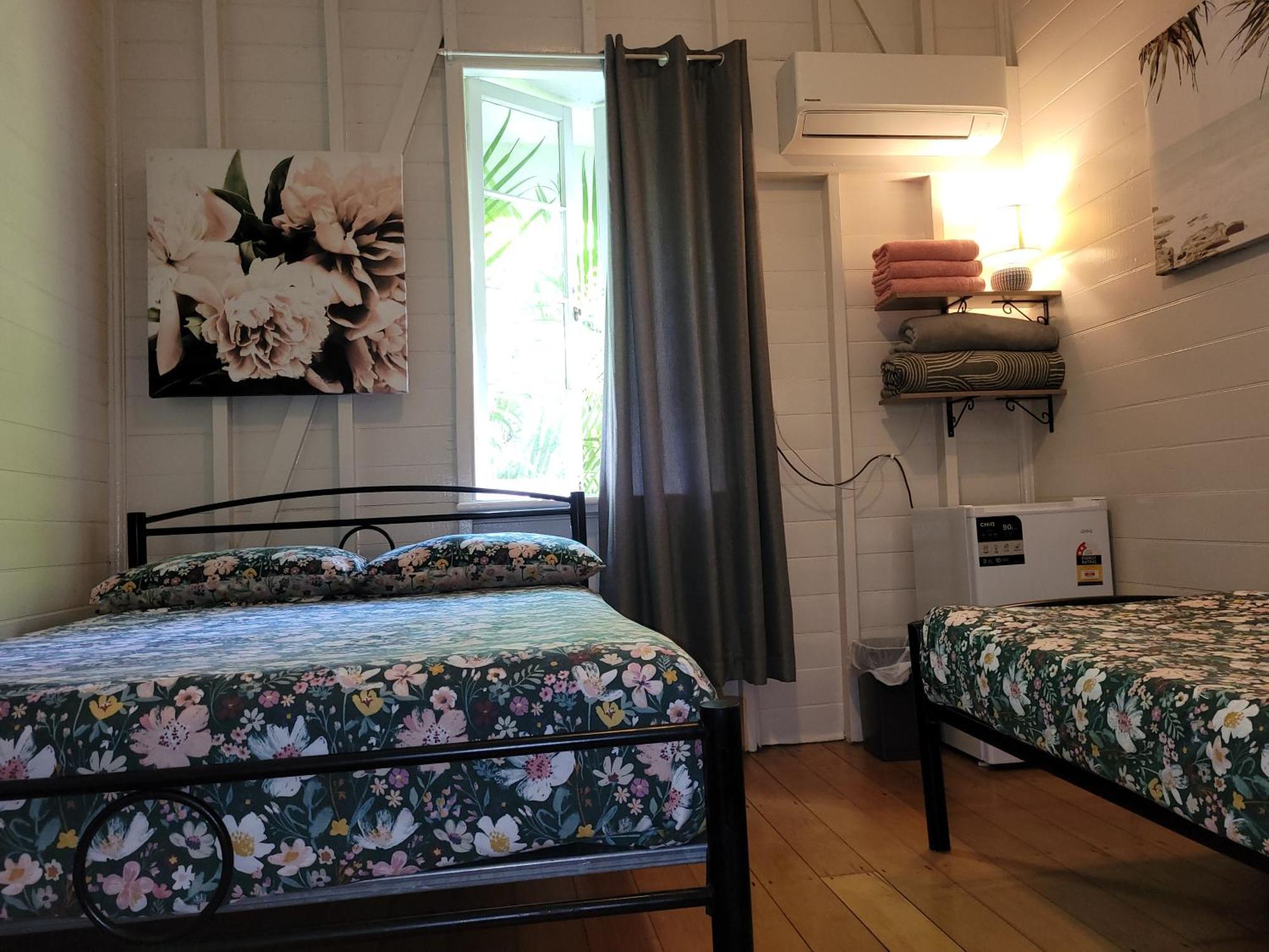 Travellers Paradise Кернс Екстериор снимка A room at the hostel