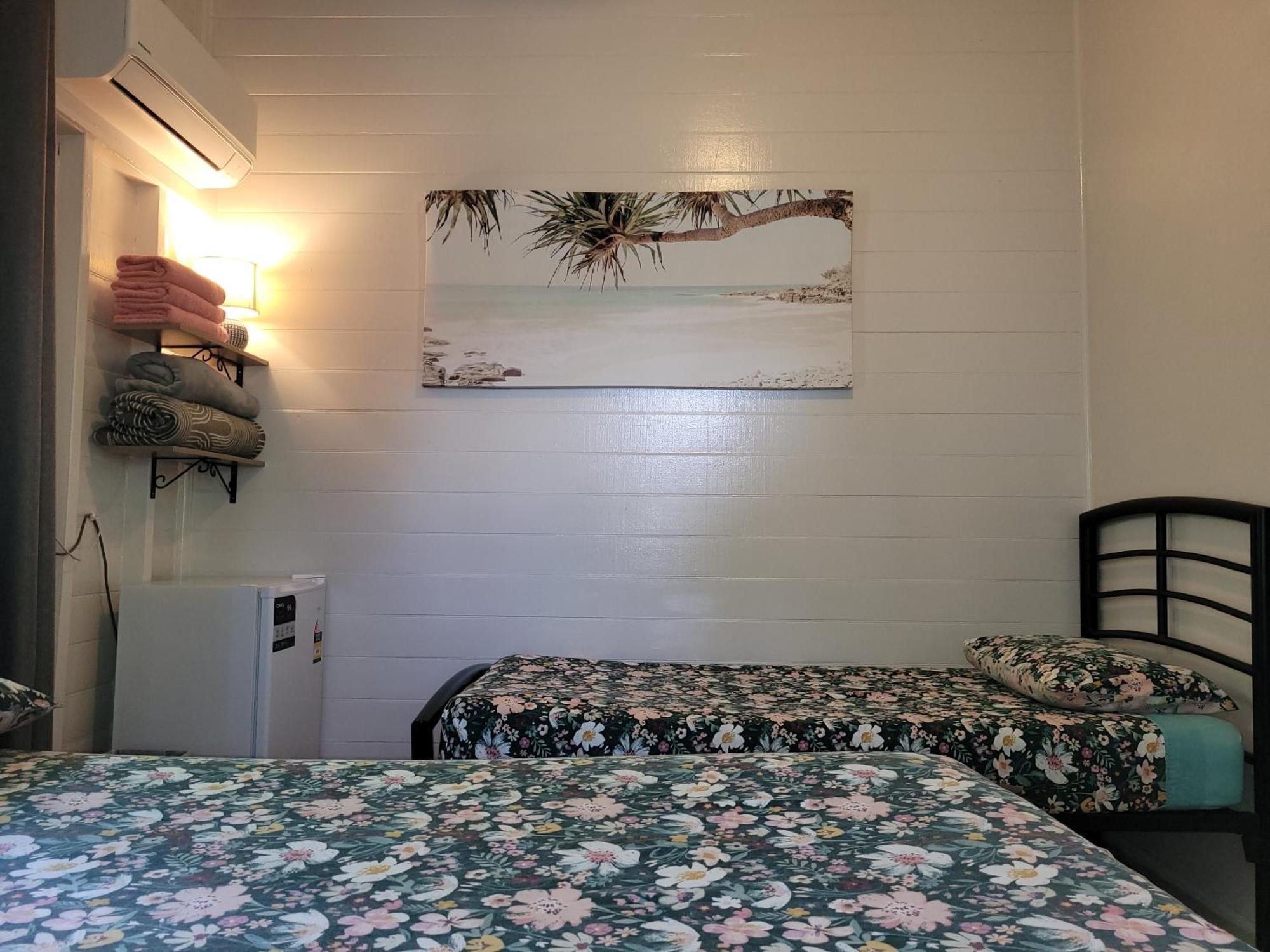 Travellers Paradise Кернс Екстериор снимка A room at the hostel