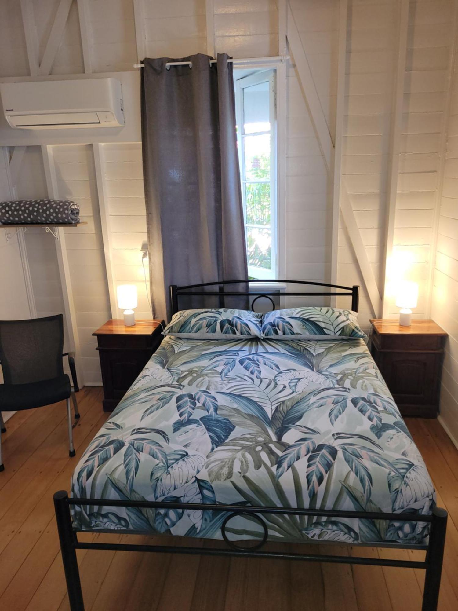 Travellers Paradise Кернс Екстериор снимка A bedroom in a hostel