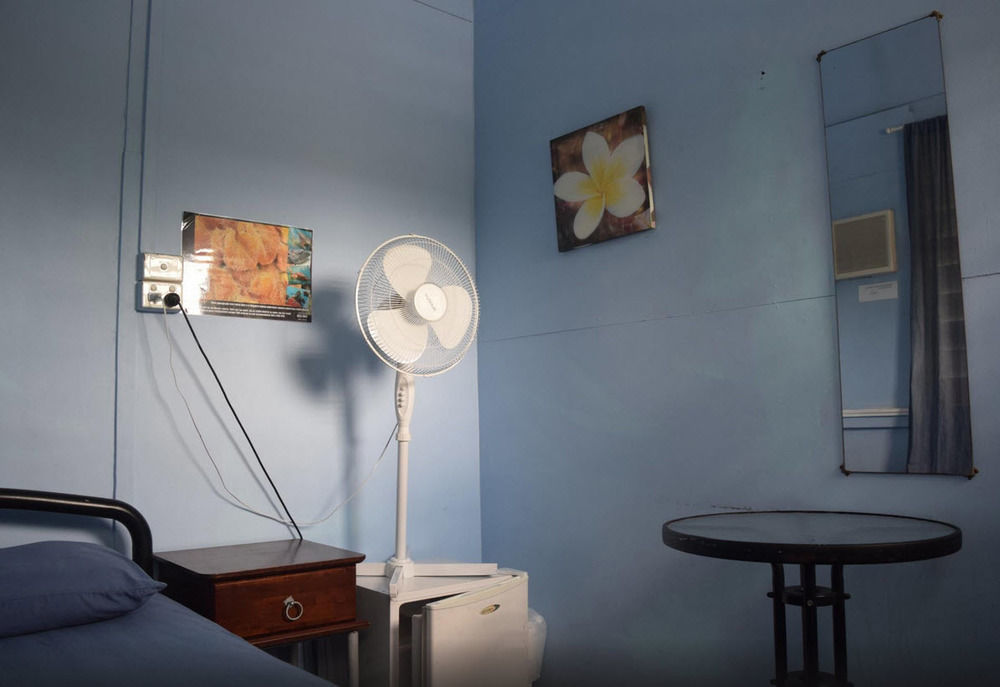 Travellers Paradise Кернс Екстериор снимка A room at the hostel